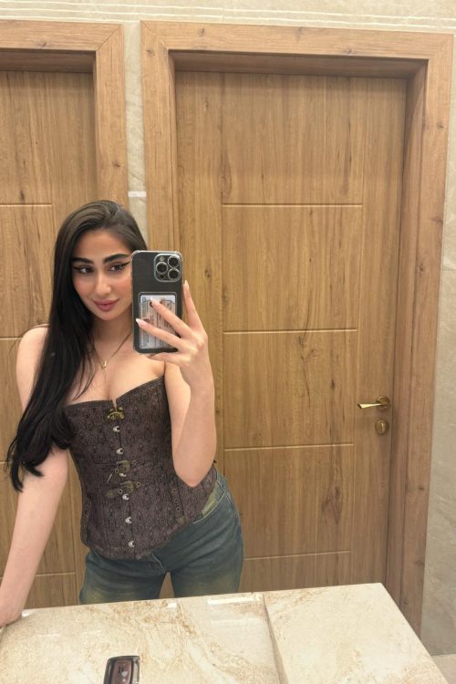 French Kissing escort Model Karachi